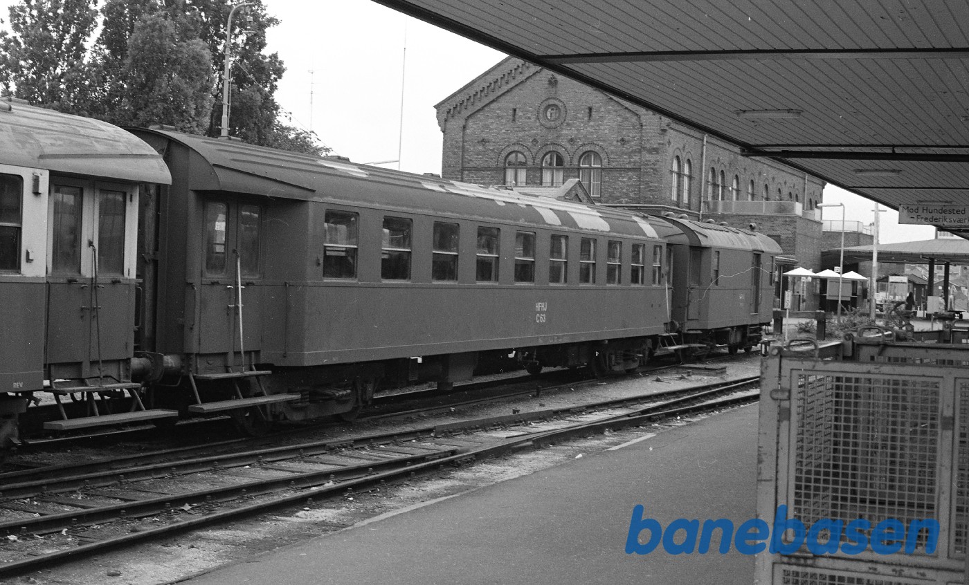 Hillerød station med HFHJ C 63. Hillerød station med HFHJ C 63.