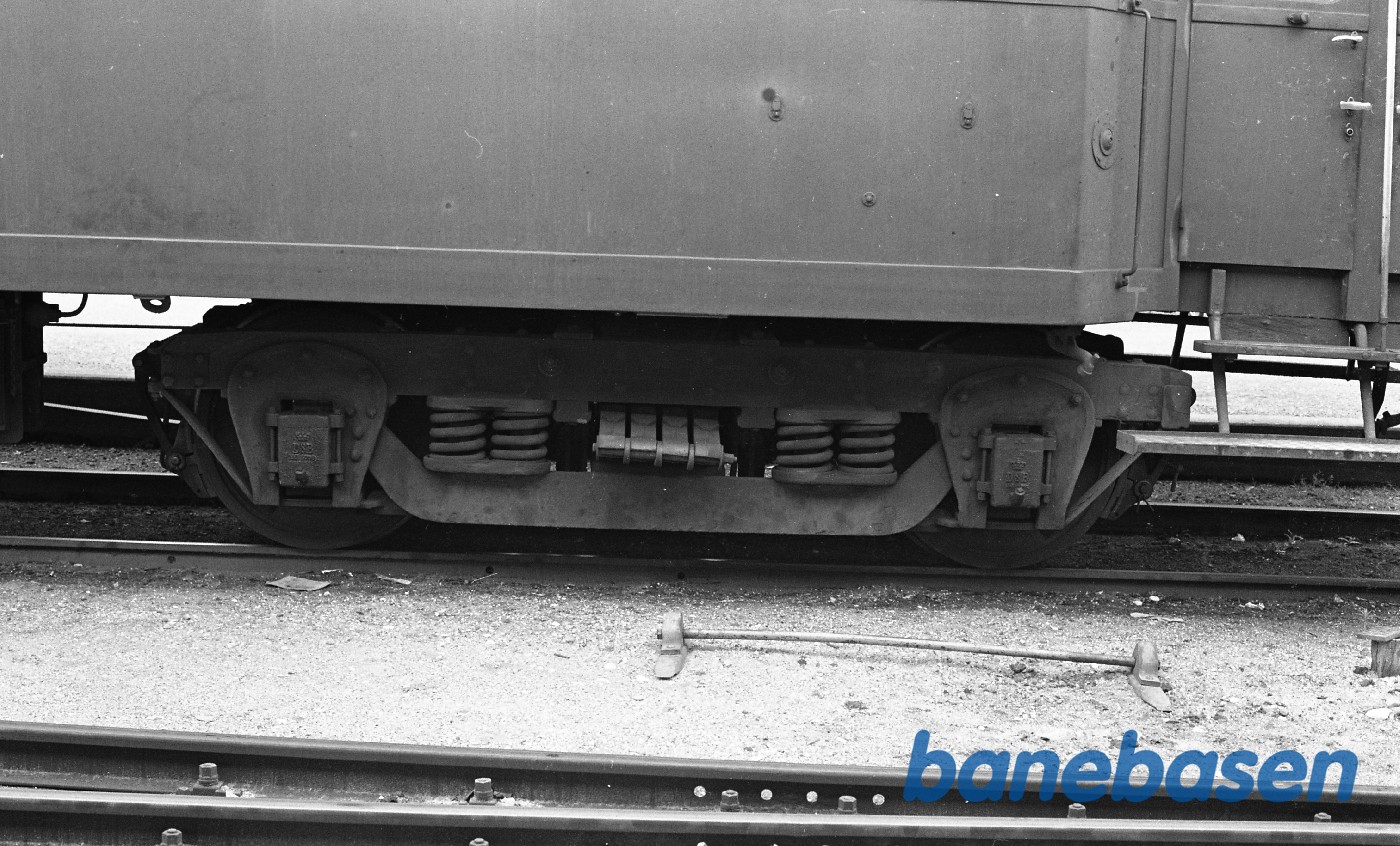 Hillerød station med HFHJ C 63. Bogier. Hillerød station med HFHJ C 63. Bogier.