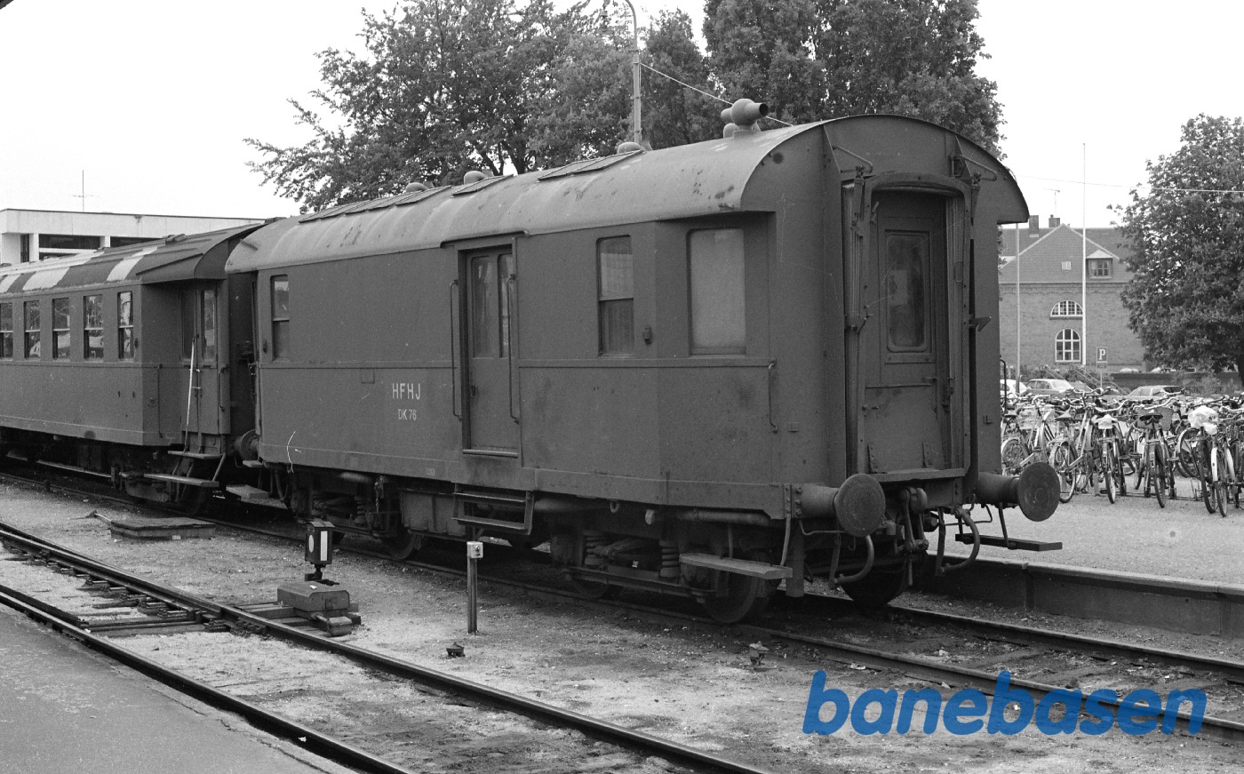Hillerød station med HFHJ DK 76 Hillerød station med HFHJ DK 76
