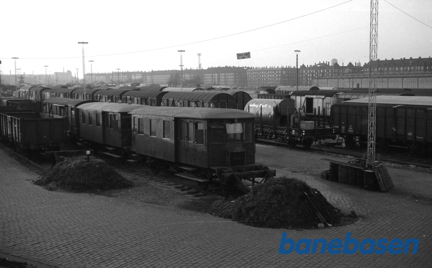 København, Islands Brygge med GDS M1/ M2 på vej til ophugning hos Levin & Co København, Islands Brygge med GDS M1/ M2 på vej til ophugning hos Levin & Co