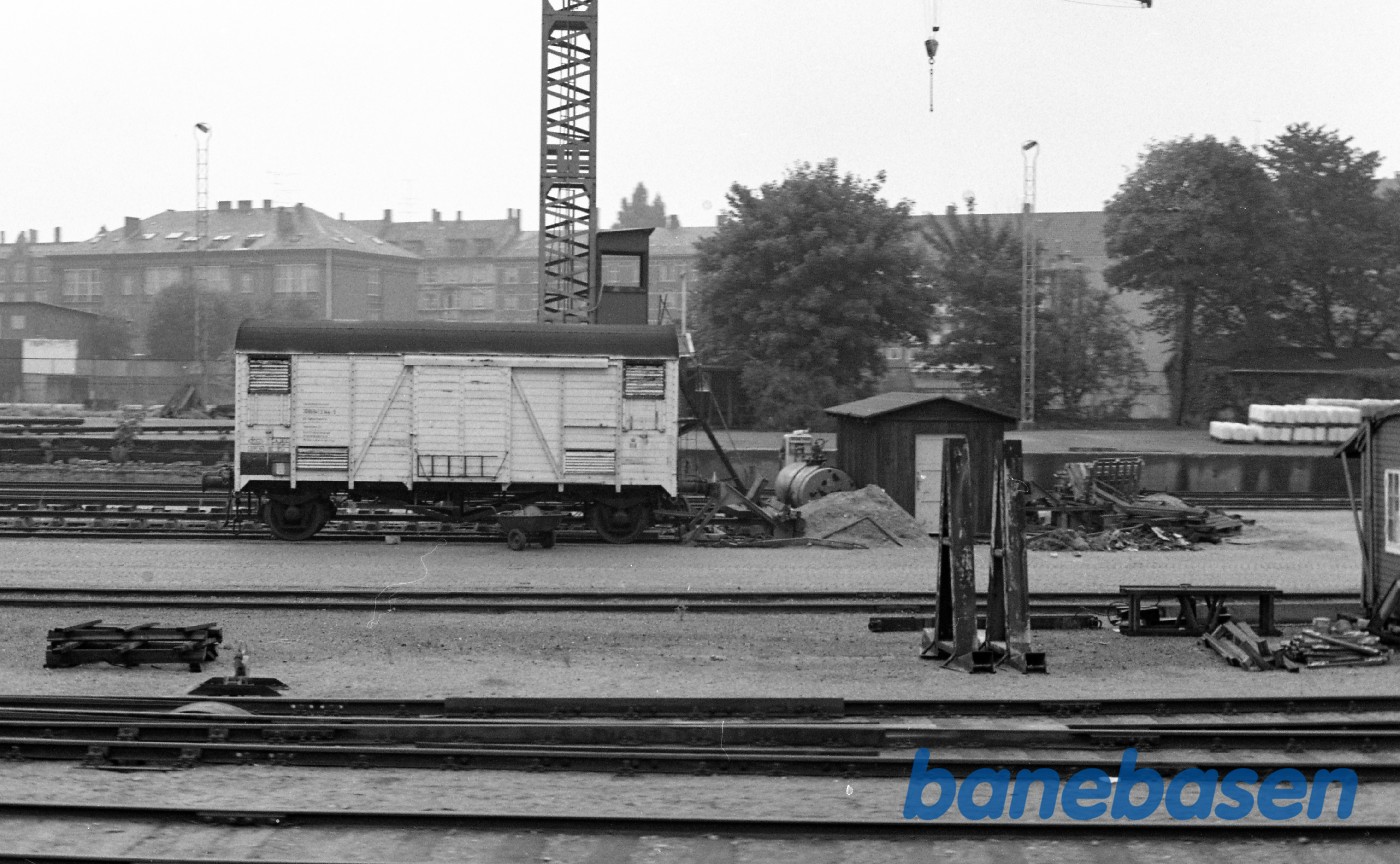 Frederiksberg station med hvid godsvogn Frederiksberg station med hvid godsvogn