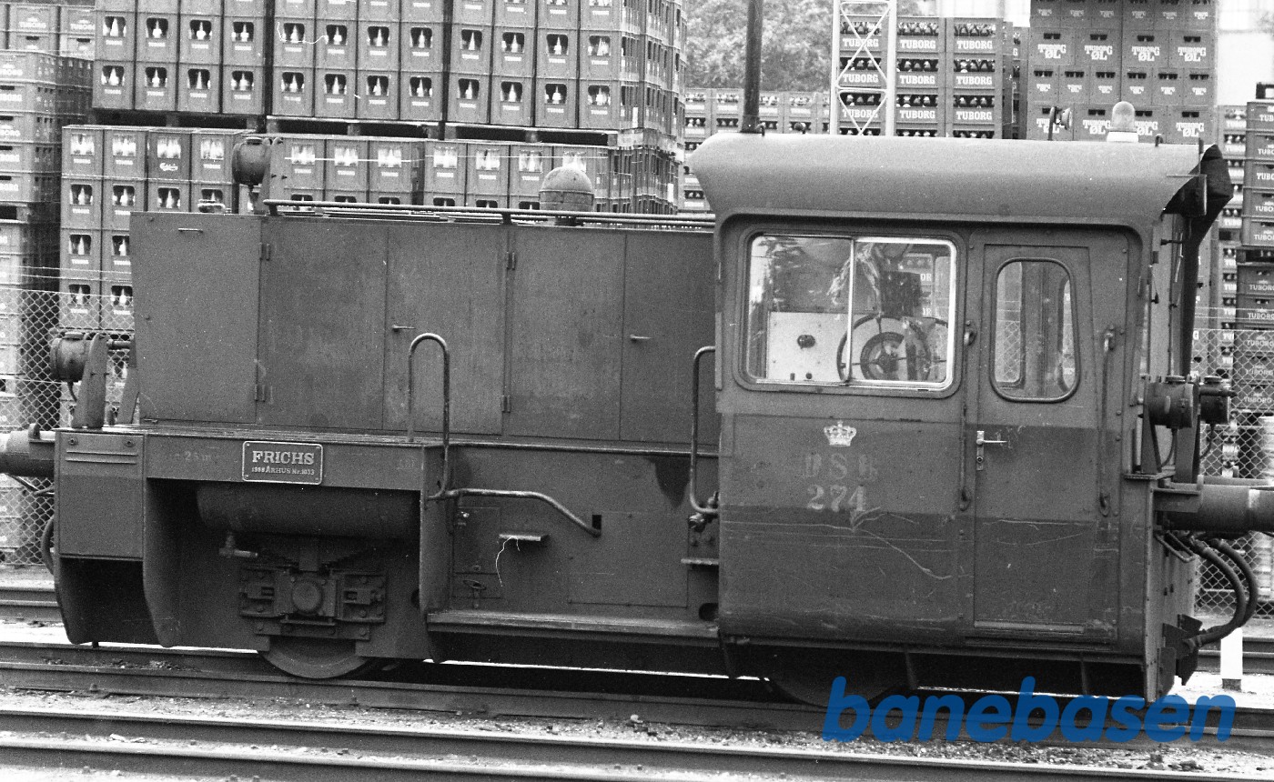 Frederiksberg station med Køf 274 og frosne øl i baggrunden Frederiksberg station med Køf 274 og frosne øl i baggrunden