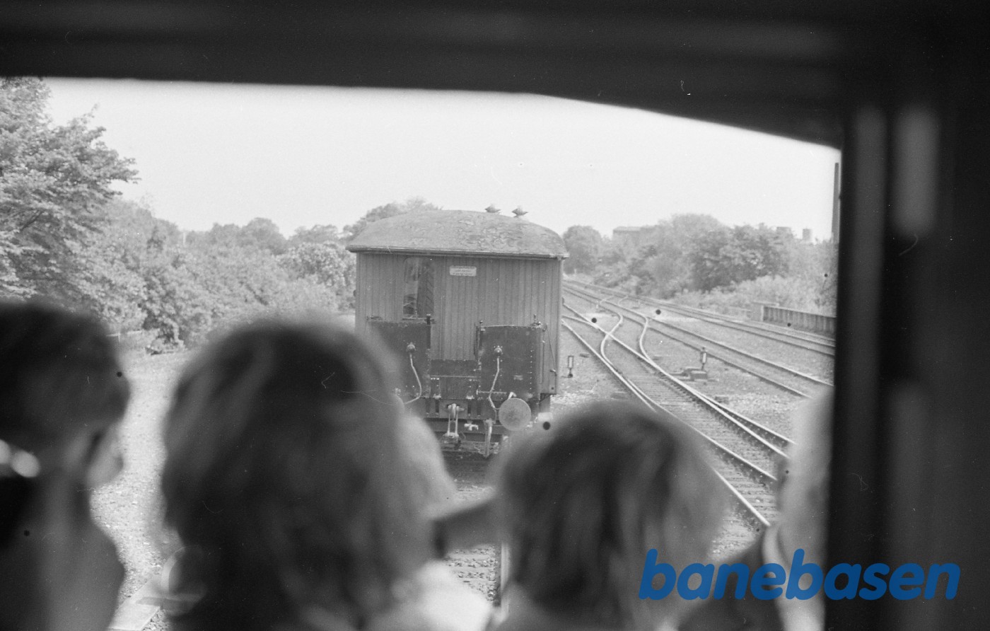 Udsigt fra togets vindue til personvogn Udsigt fra togets vindue til personvogn