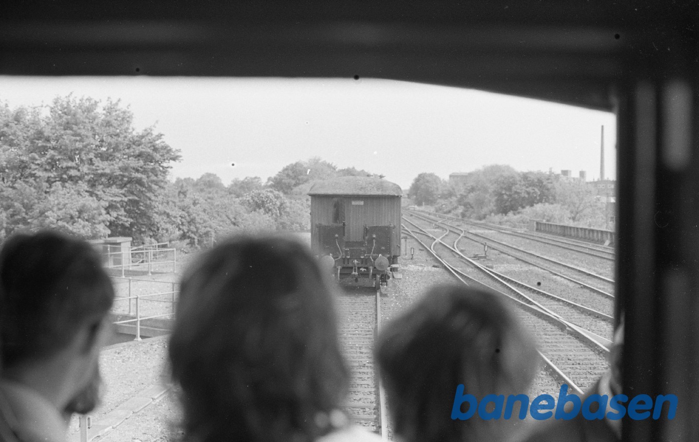 Udsigt fra togets vindue til personvogn Udsigt fra togets vindue til personvogn