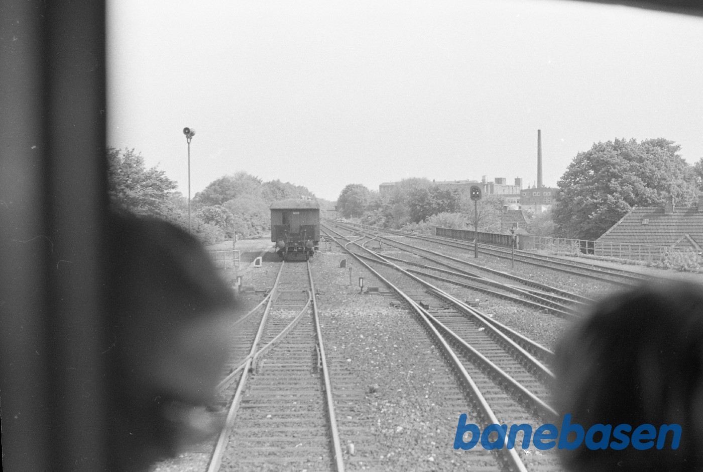 Udsigt fra togets vindue til personvogn Udsigt fra togets vindue til personvogn