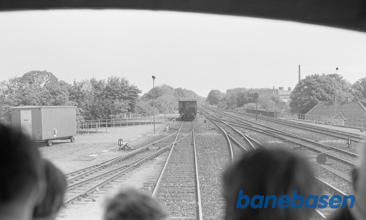 Udsigt fra togets vindue til personvogn Udsigt fra togets vindue til personvogn