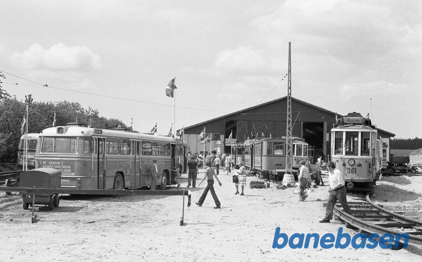 Skjoldenæsholm. Sporvogne foran remisen Skjoldenæsholm. Sporvogne foran remisen