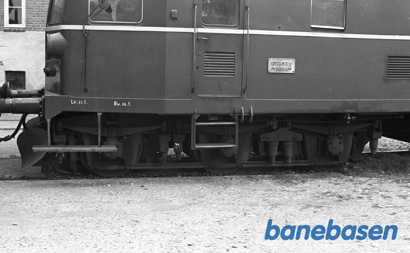 Græsted station. Detalje : Påskrifter på skørtet Græsted station. Detalje : Påskrifter på skørtet