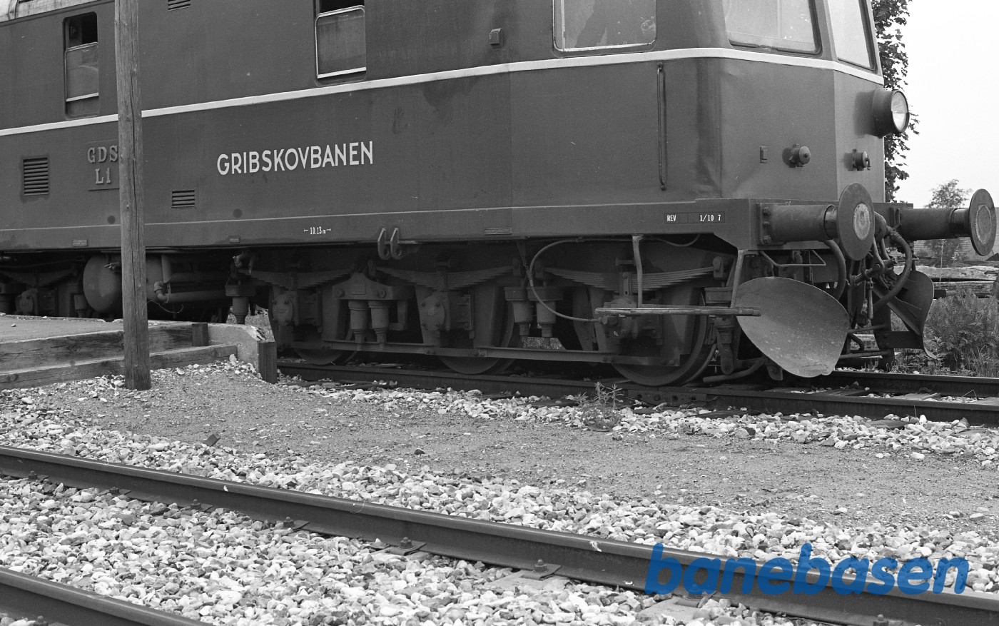 Græsted station. Detalje : Påskrifter på skørtet Græsted station. Detalje : Påskrifter på skørtet