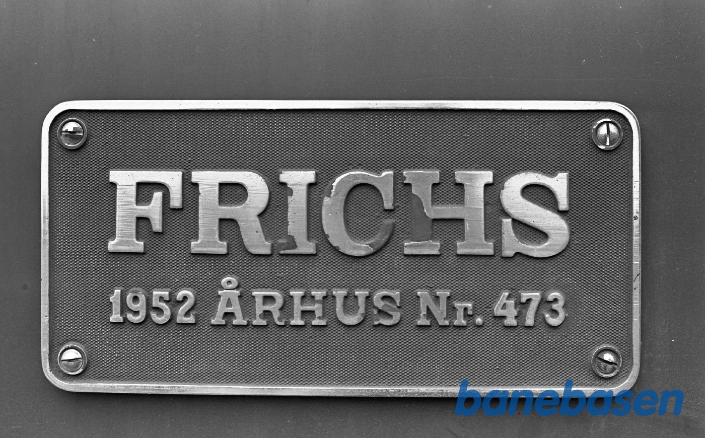 Græsted station. Detalje : Fabriksplade Græsted station. Detalje : Fabriksplade