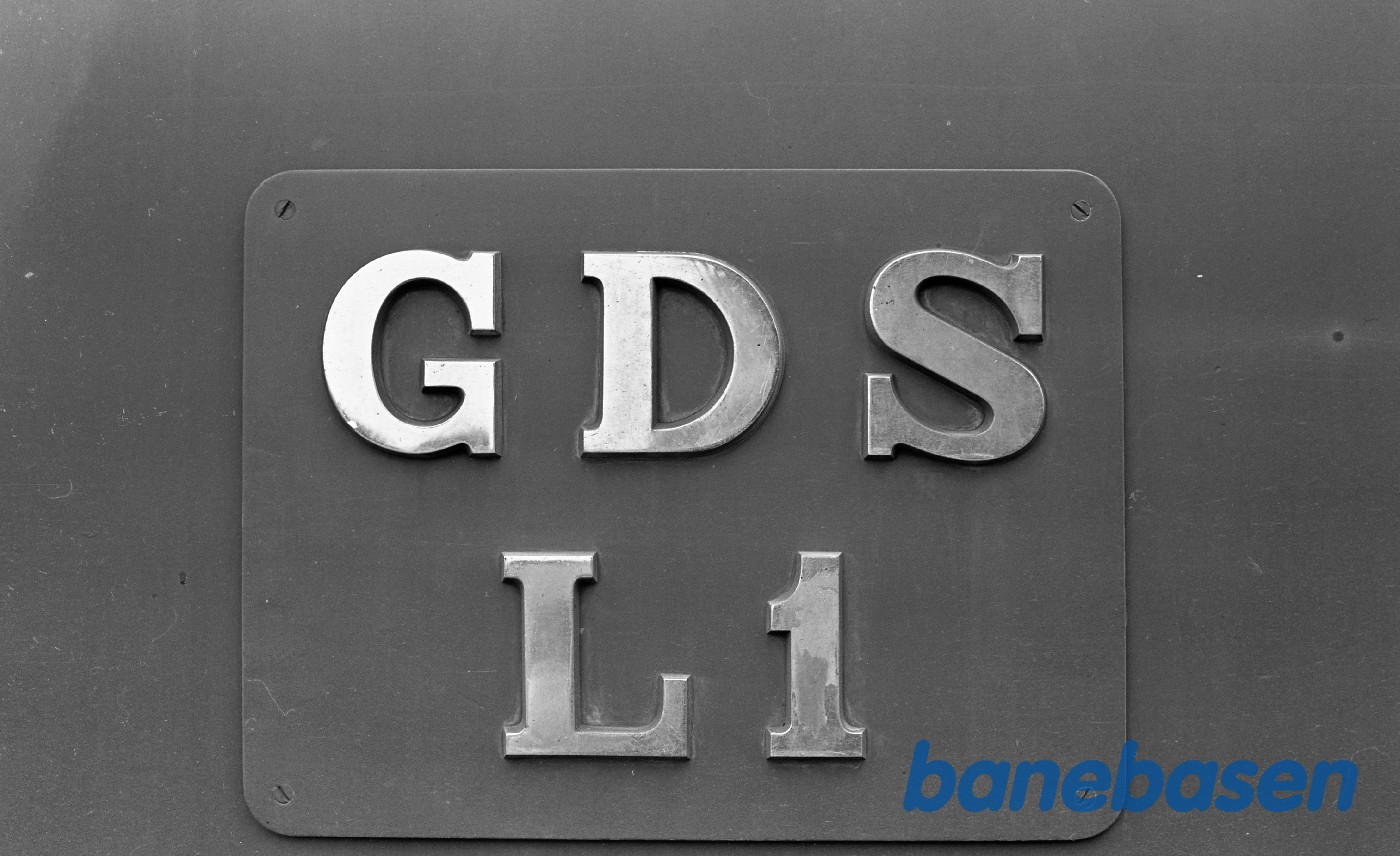 Græsted station. Detalje : Nummerplade Græsted station. Detalje : Nummerplade