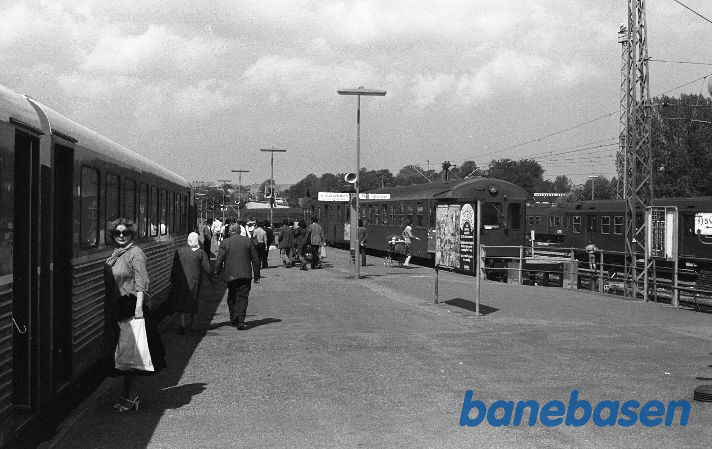 Perron med Y tog og Mo tog på LilleNord Perron med Y tog og Mo tog på LilleNord