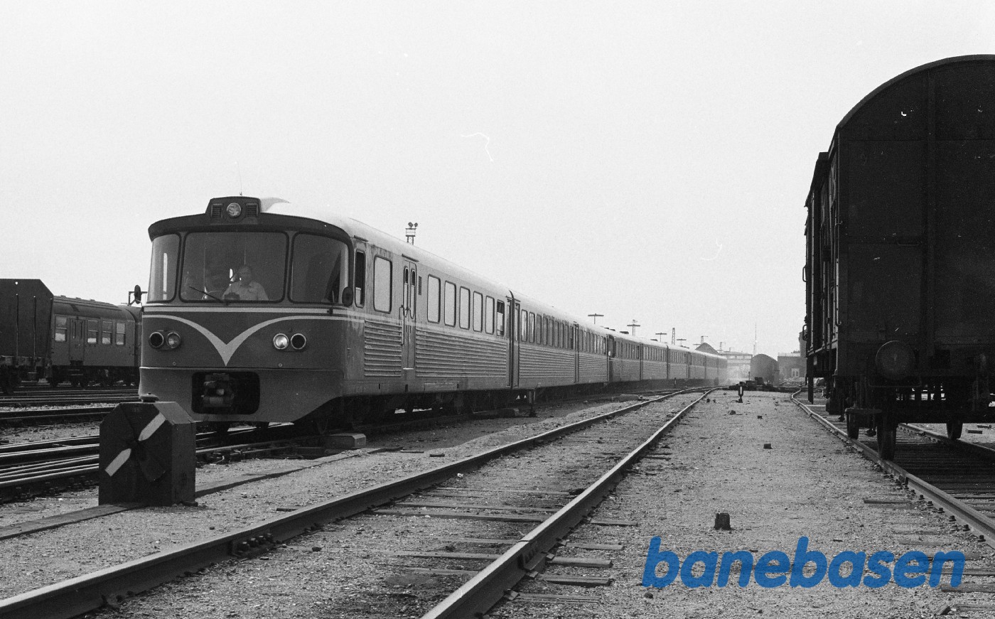 Y tog til Gribskovbanen afgår med 9 vogne Y tog til Gribskovbanen afgår med 9 vogne