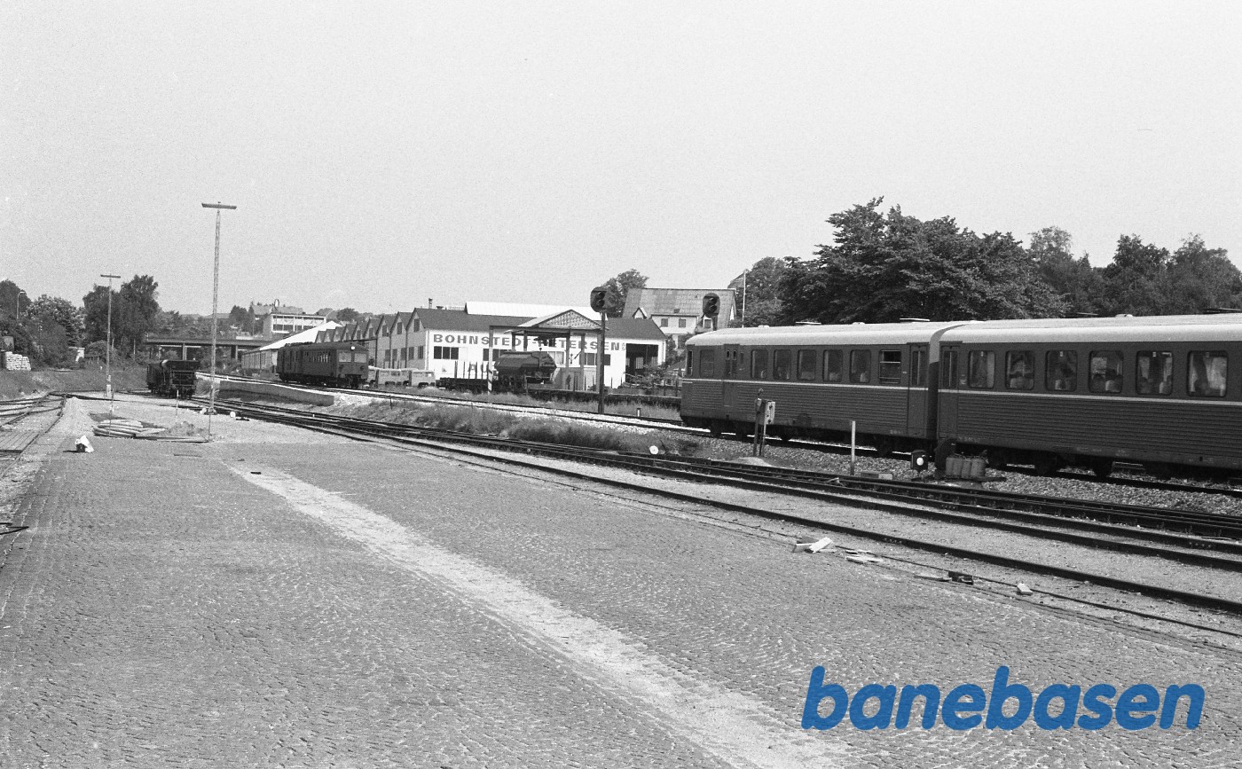 Hillerød station. Mo med styrevogn ankommer Hillerød station. Mo med styrevogn ankommer