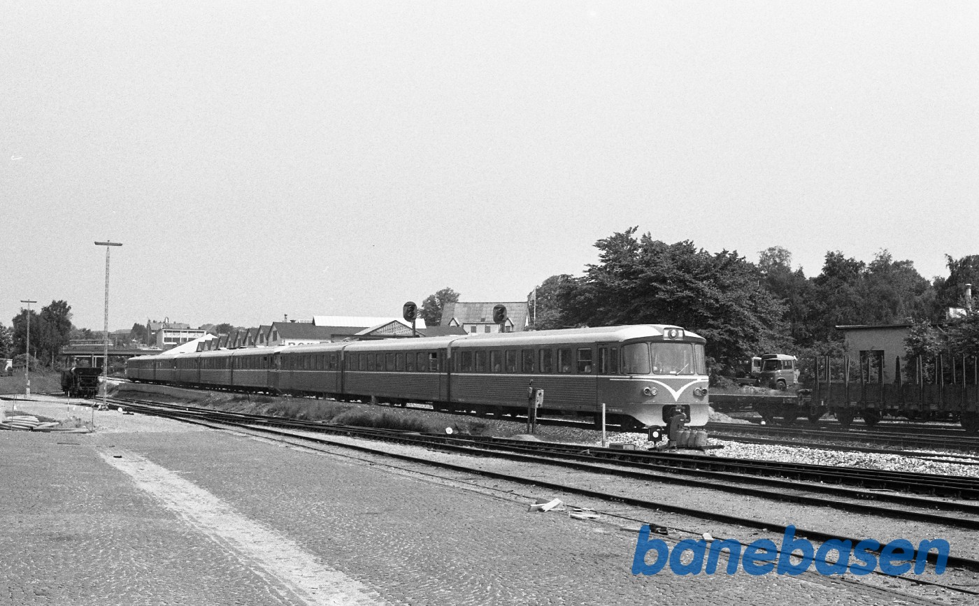 Y tog til Gribskovbanen afgår med 9 vogne Y tog til Gribskovbanen afgår med 9 vogne