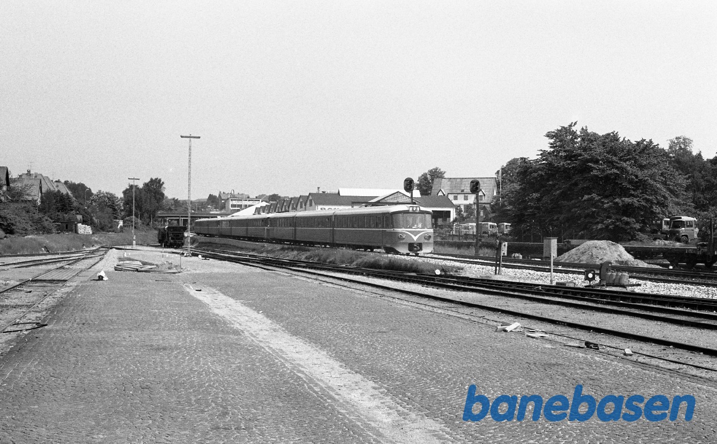 Y tog til Gribskovbanen afgår med 9 vogne Y tog til Gribskovbanen afgår med 9 vogne