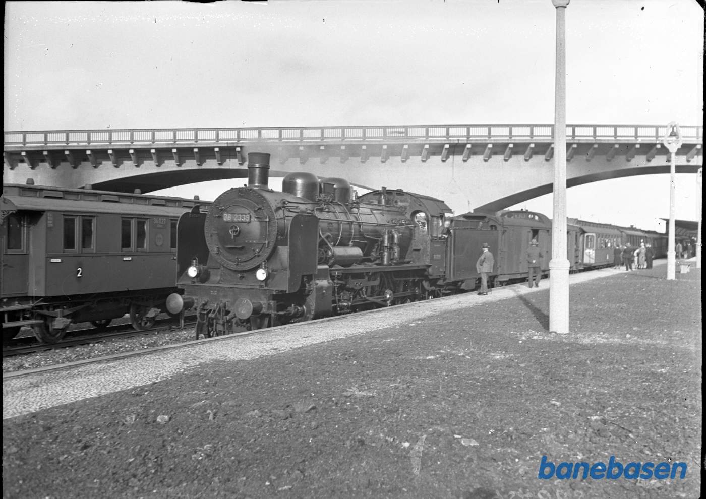 Damplokomotiv 38 2339 på en tysk station