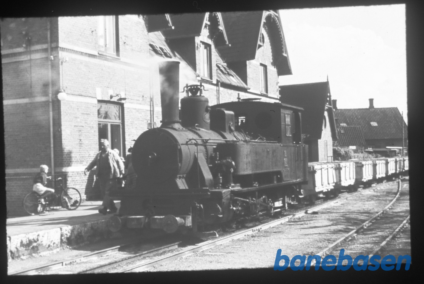 Tog til Faxe Kalkbrud holder på Faxe Ladeplads station Tog til Faxe Kalkbrud holder på Faxe Ladeplads station