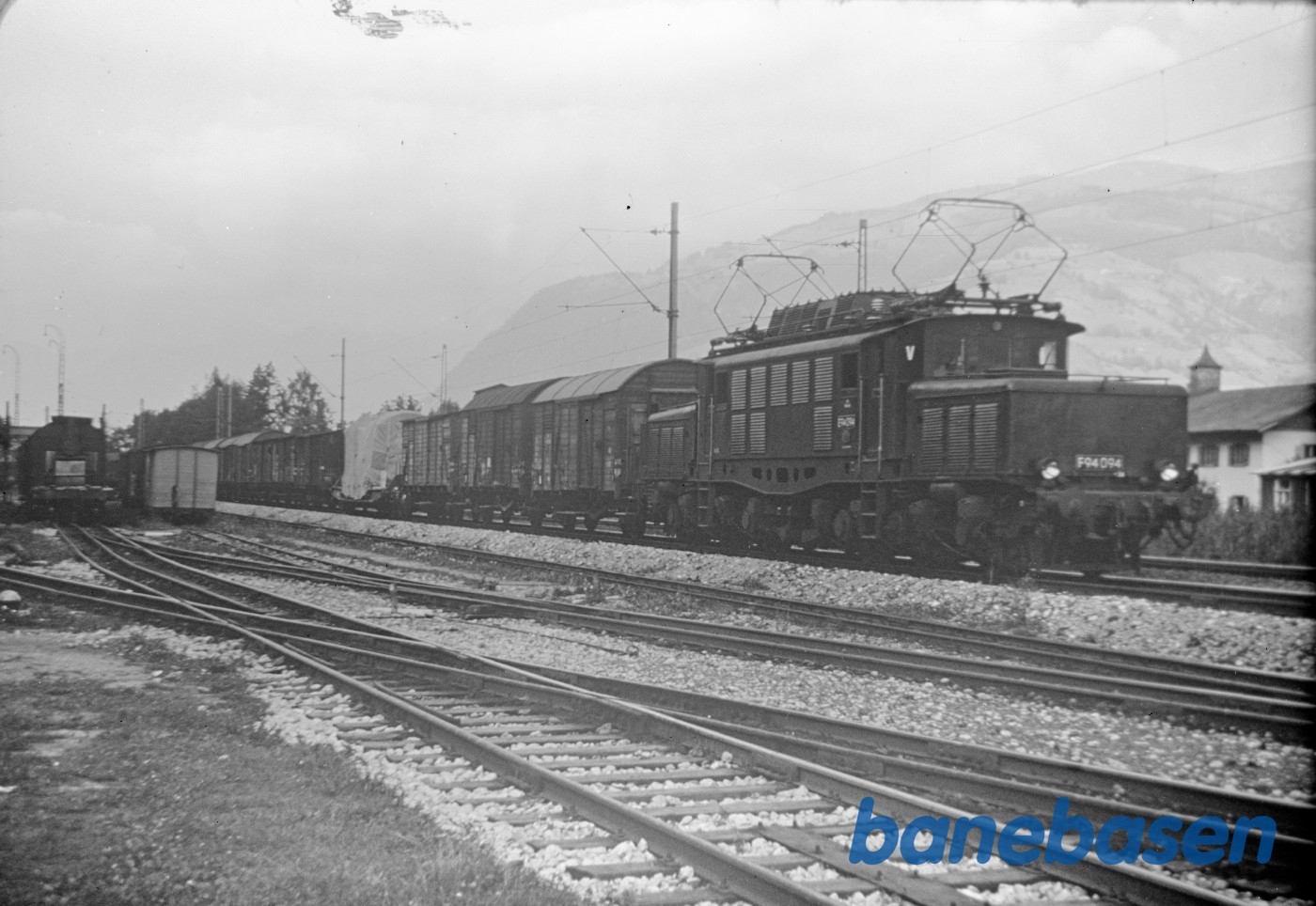 Schweizisk ellokomotiv med godstog Schweizisk ellokomotiv med godstog