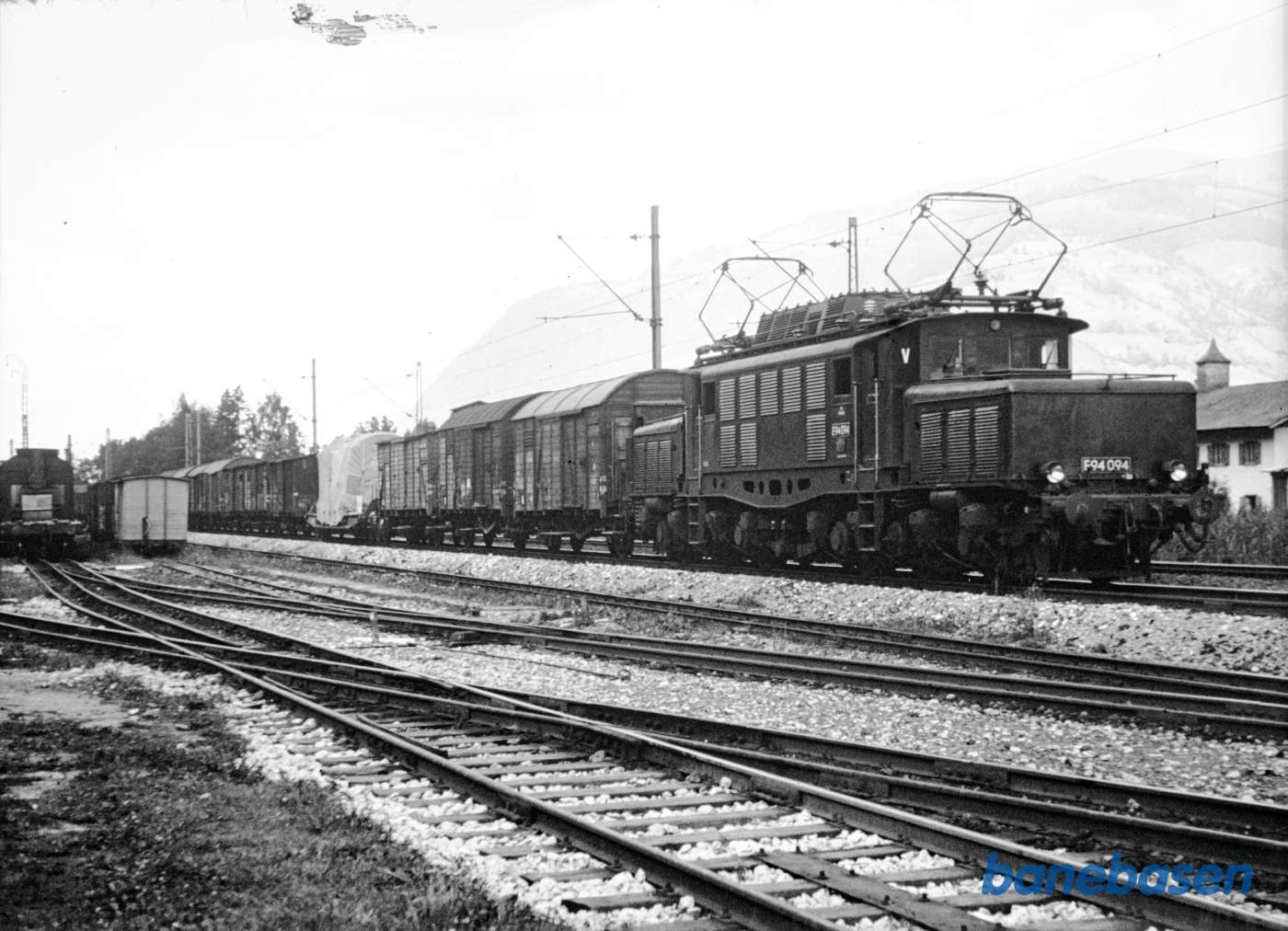 Schweizisk ellokomotiv med godstog