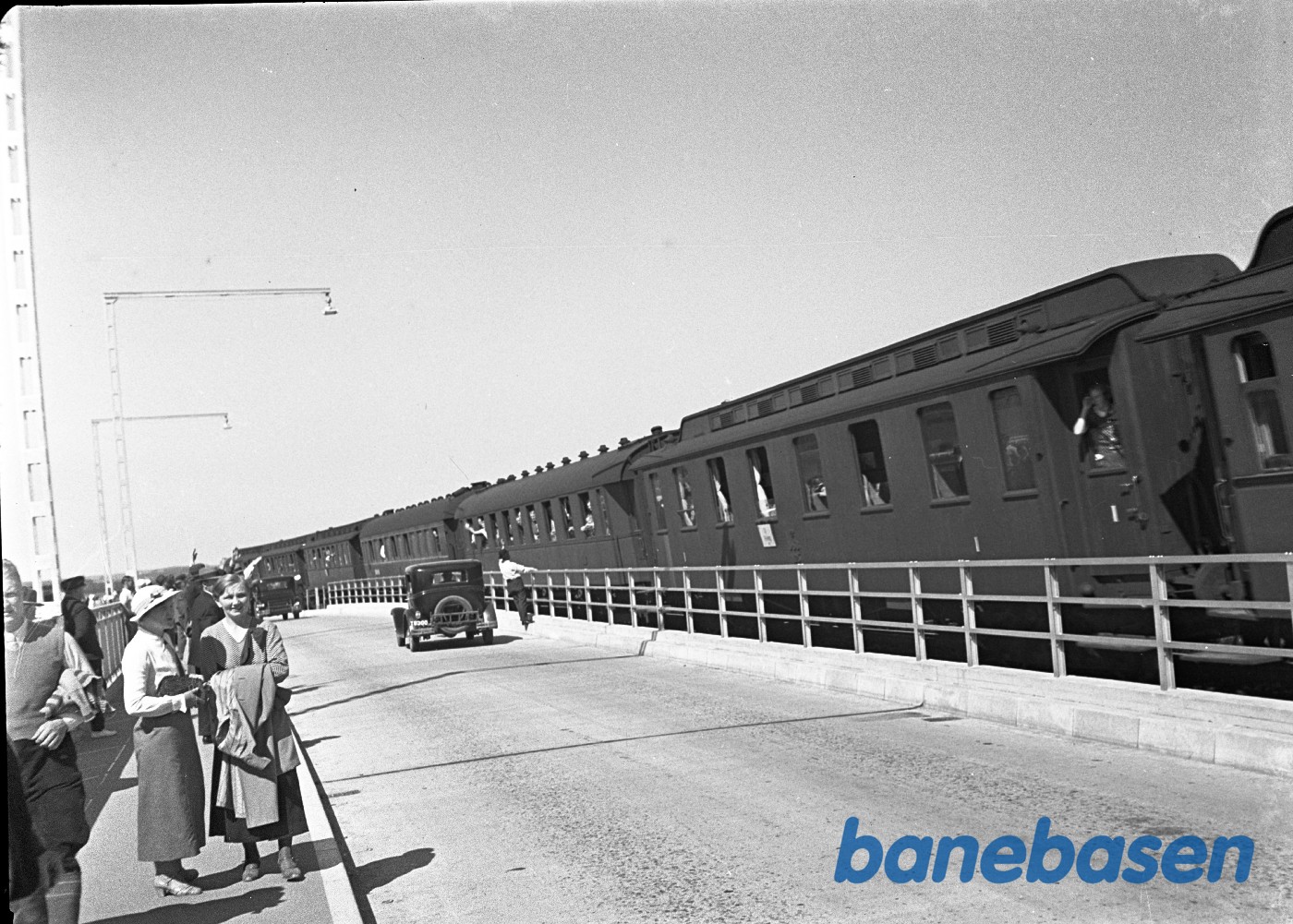 Eksprestog passerer på Lillebæltbroen Eksprestog passerer på Lillebæltbroen