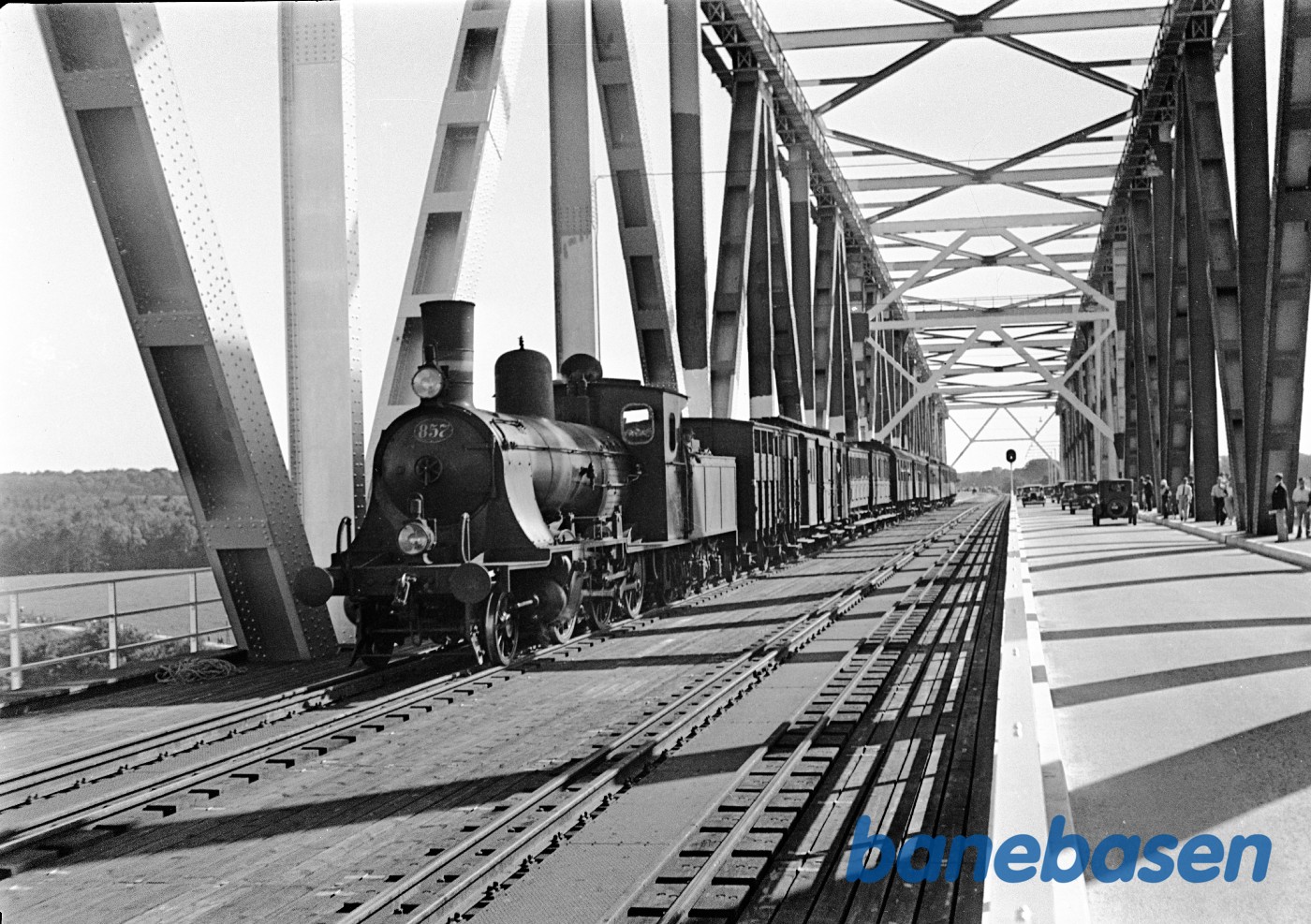 Damplokomotiv D 857 med meget blandet tog Damplokomotiv D 857 med meget blandet tog