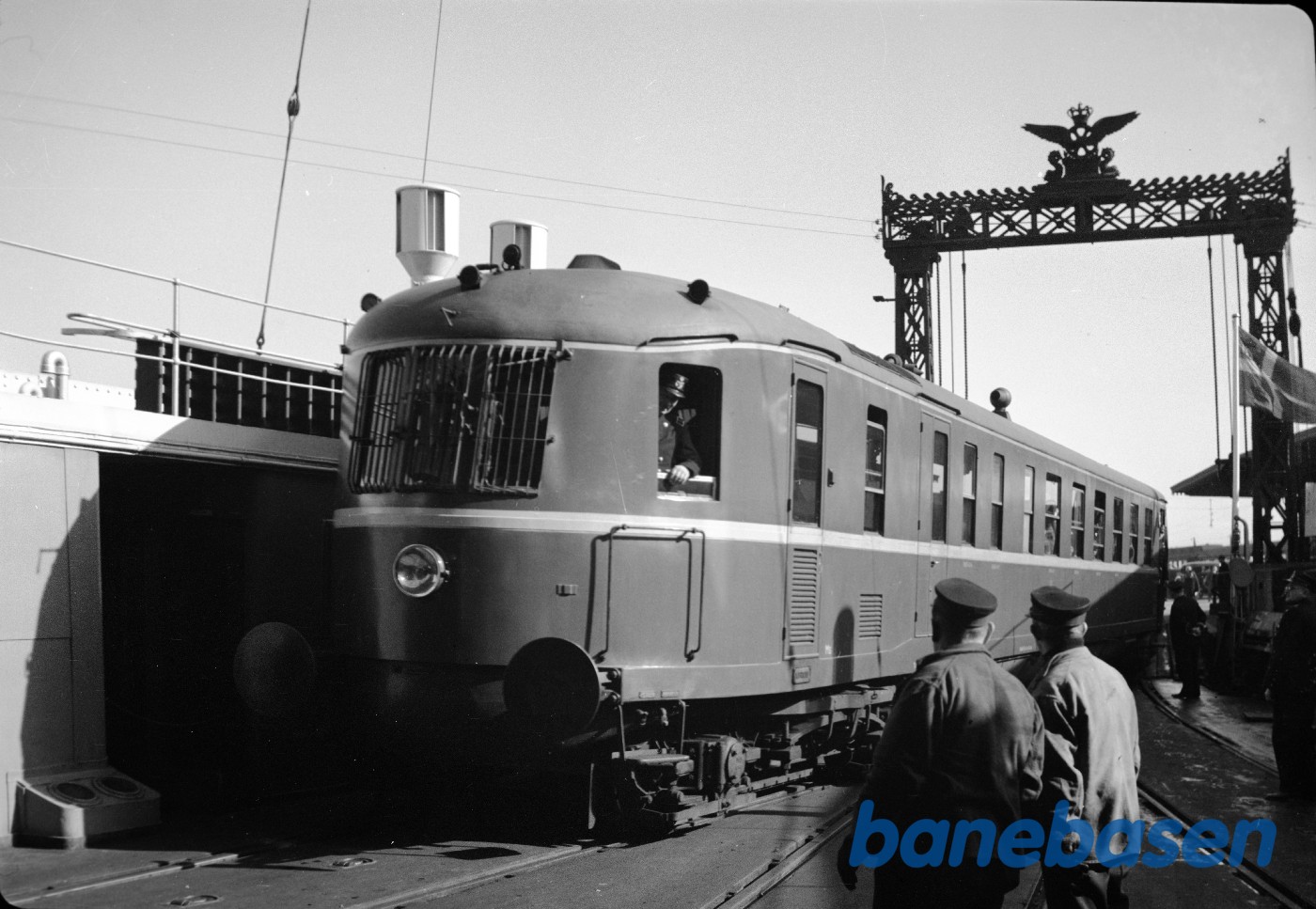 Lyntoget "Østjyden" kører ombord kører ombord på færgen M/F Nyborg i Korsør Lyntoget "Østjyden" kører ombord kører ombord på færgen M/F Nyborg i Korsør