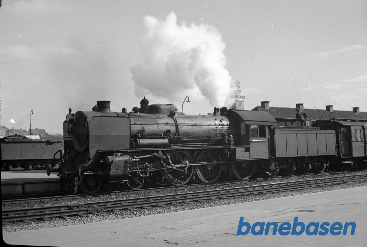 Damplokomotiv R 962 med tog på Fredericia station Damplokomotiv R 962 med tog på Fredericia station