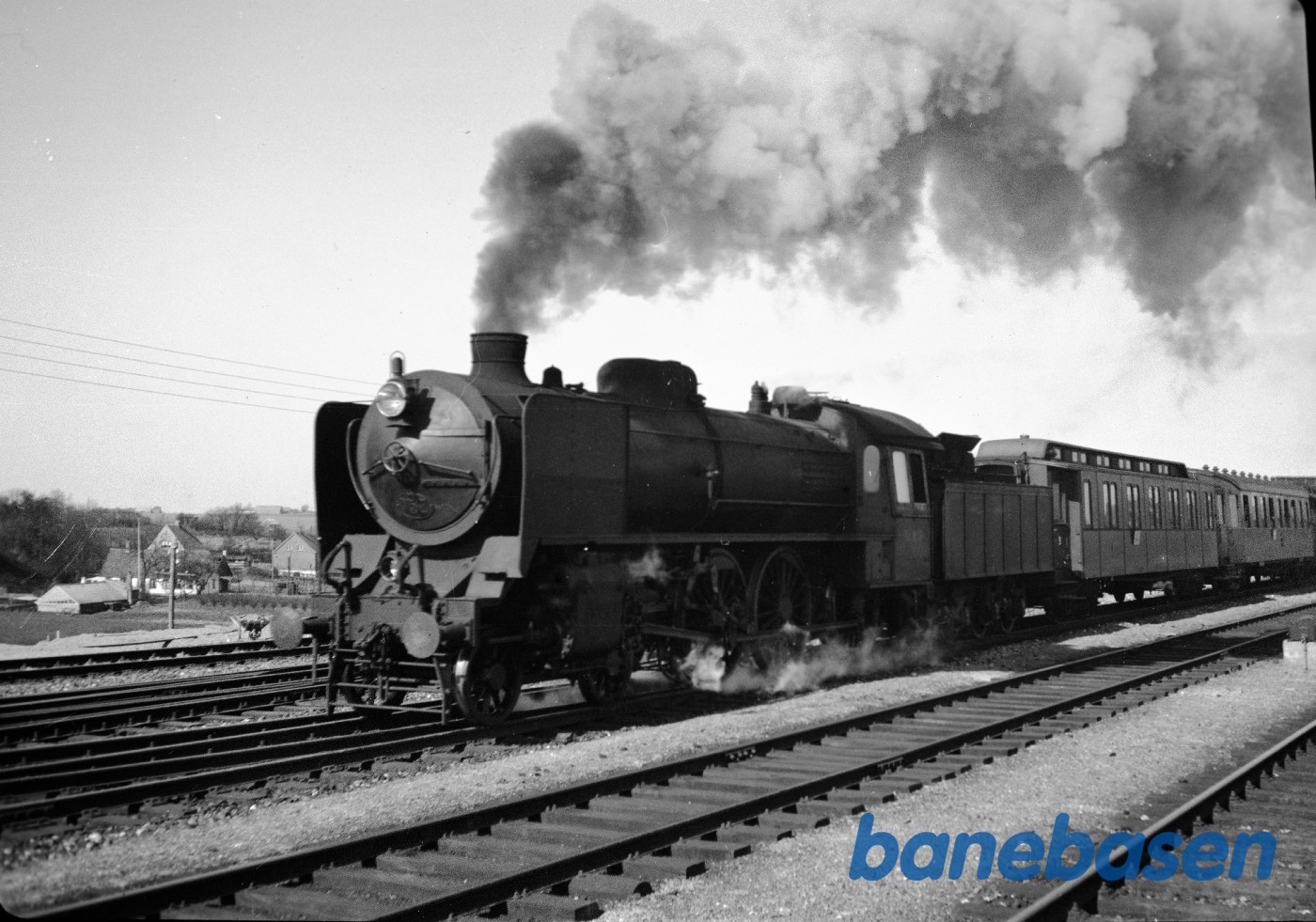 Damplokomotiv R 955 med persontog i Fredericia Damplokomotiv R 955 med persontog i Fredericia