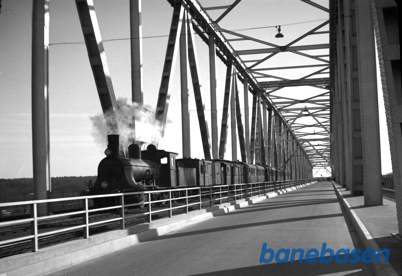 Damplokomotiv D 862 med persontog på Lillebæltbroen Damplokomotiv D 862 med persontog på Lillebæltbroen