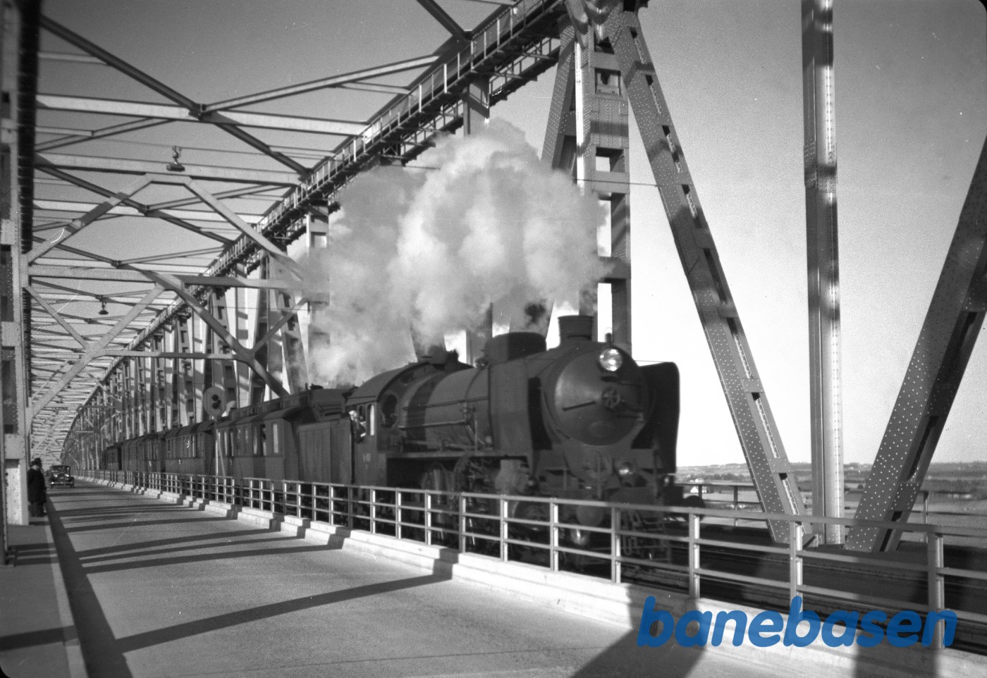 Damplokomotiv R 953 med persontog på Lillebæltbroen Damplokomotiv R 953 med persontog på Lillebæltbroen