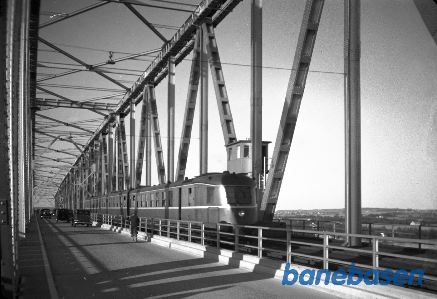 Lyntog "Østjyden" på Lillebæltbroen Lyntog "Østjyden" på Lillebæltbroen