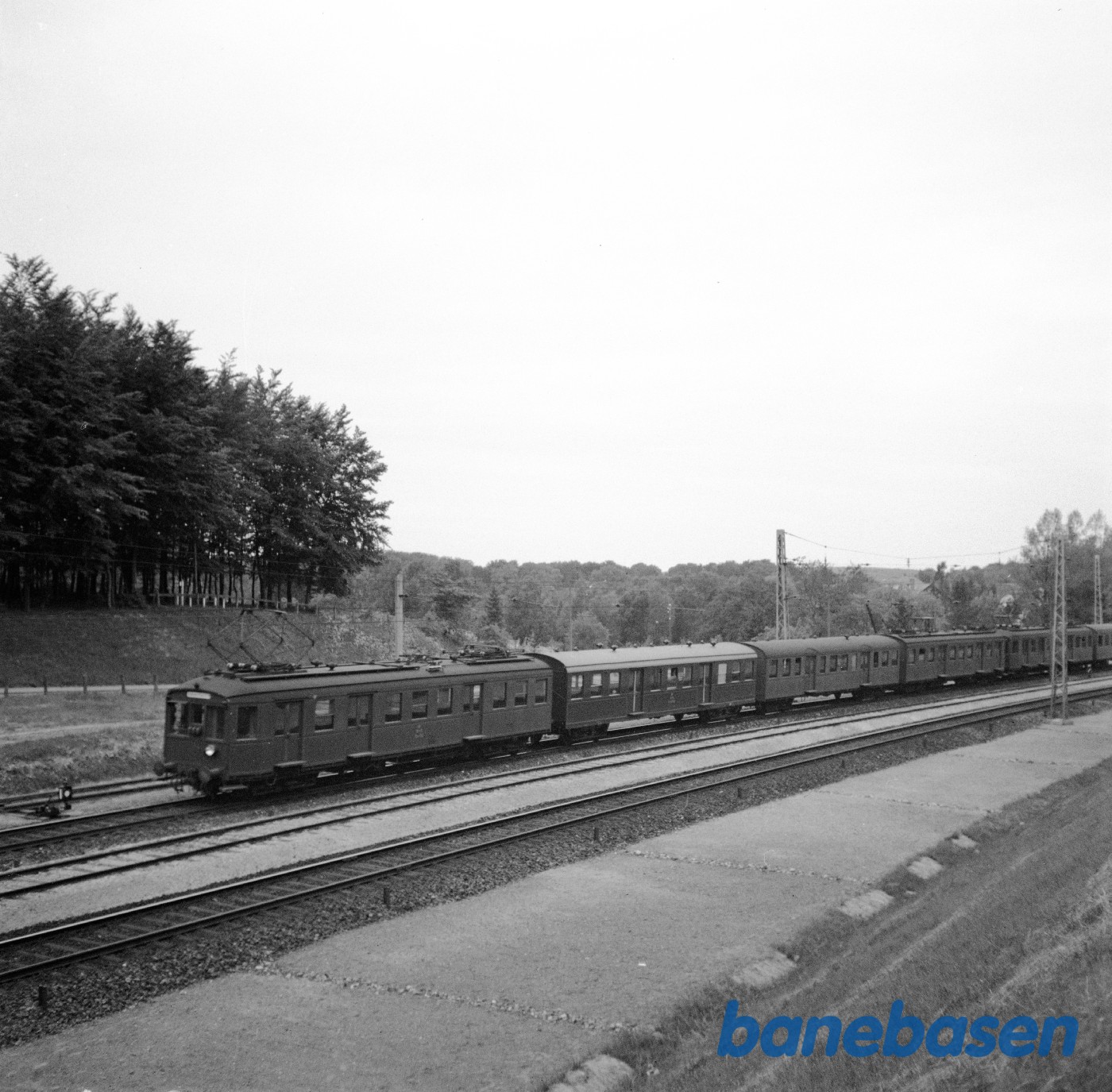 S-tog på vej ud fra Holte station S-tog på vej ud fra Holte station