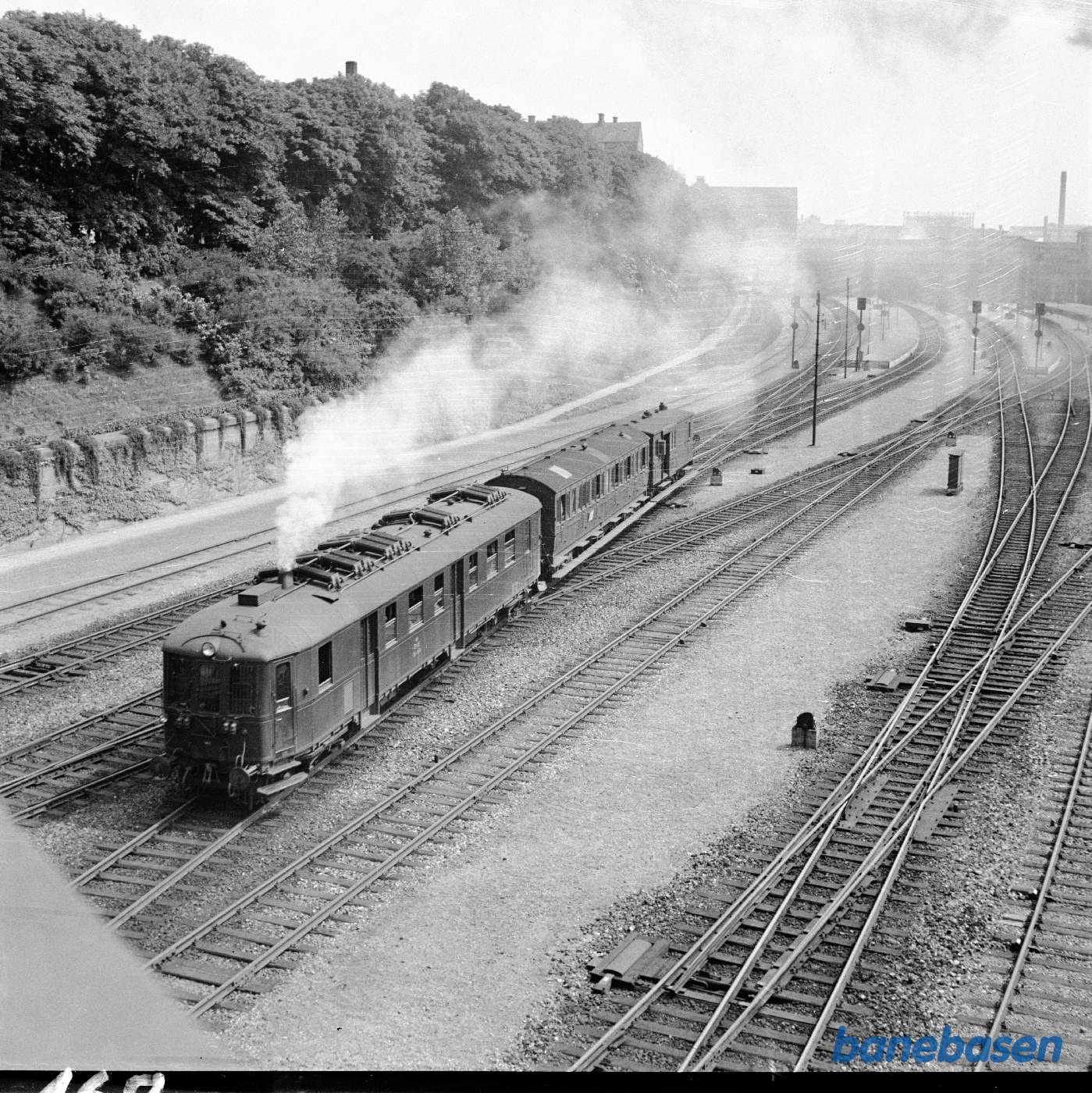 Motorvogn MO med persontog afgår fra Aarhus H Motorvogn MO med persontog afgår fra Aarhus H