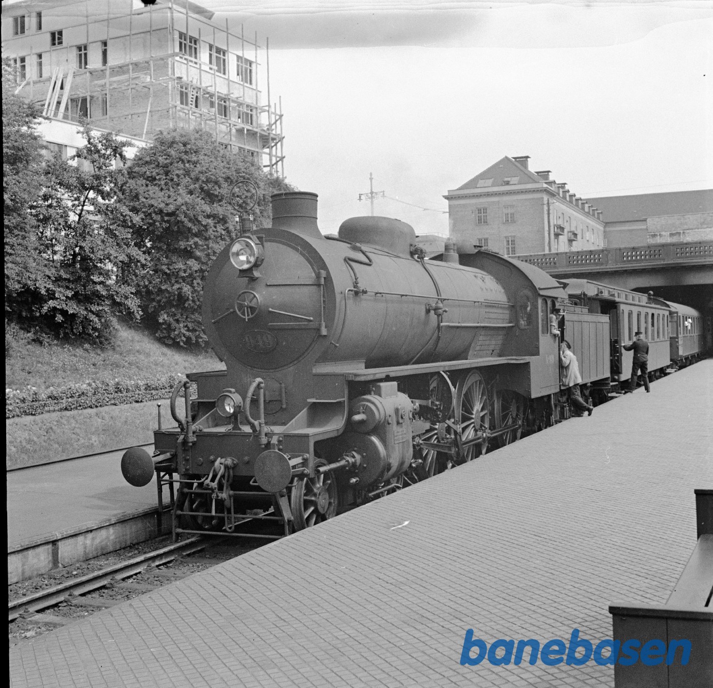 Damplokomotiv R 949 med persontog på Aarhus H Damplokomotiv R 949 med persontog på Aarhus H