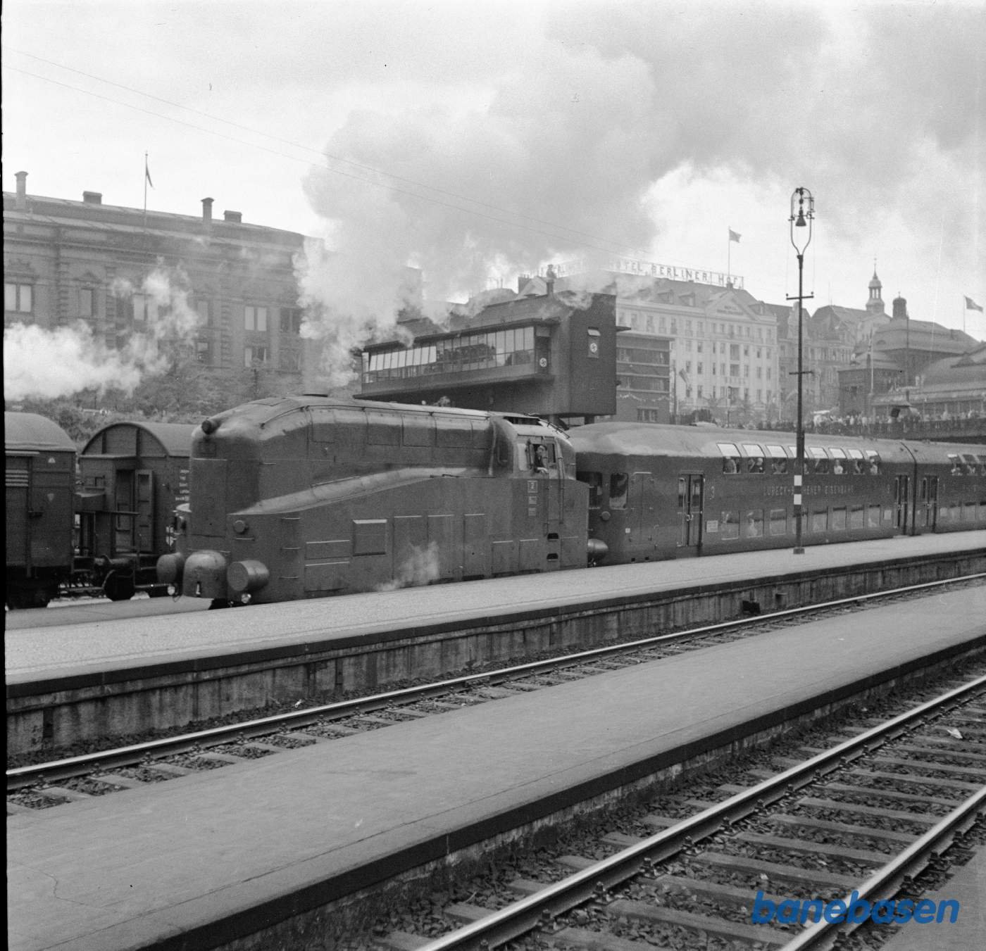 Strømlinet damplokomotiv LBE 2 med persontog på Hamburg Haufbahnhof