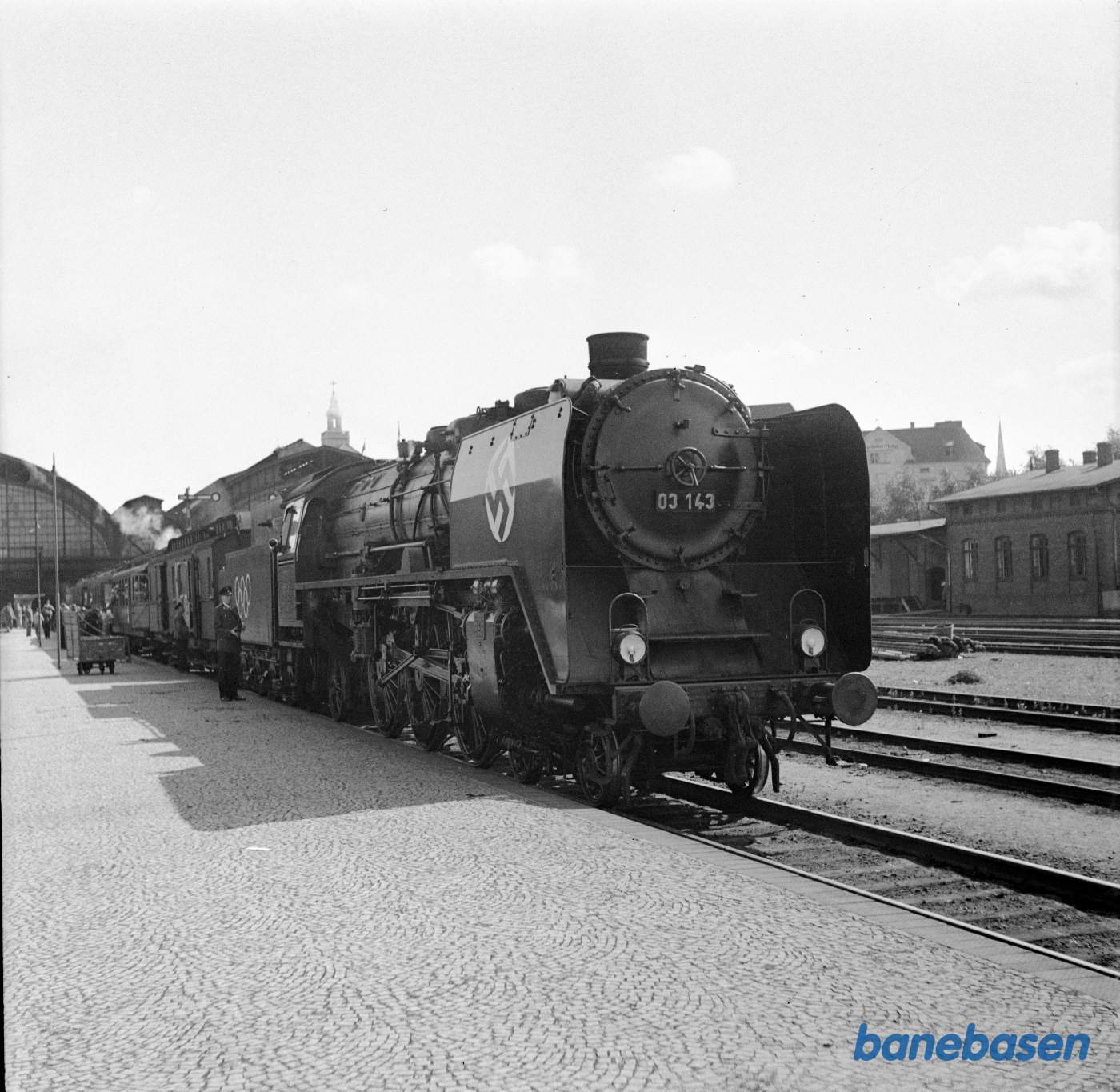 Damplokomotiv DR 03 143 med persontog på Lübeck Haufbahnhof