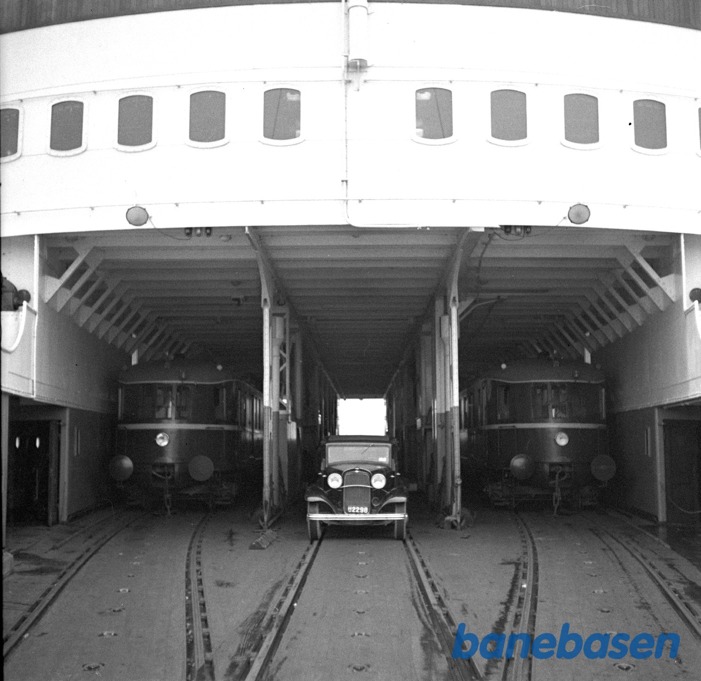 Lyntog -2 stk. på motorfærge M/F Korsør + 1 bil i midtersporet Lyntog -2 stk. på motorfærge M/F Korsør + 1 bil i midtersporet