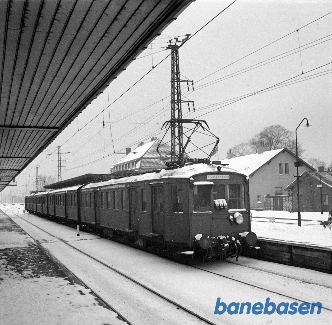 S-tog holder på Hellerup station i snevejr S-tog holder på Hellerup station i snevejr