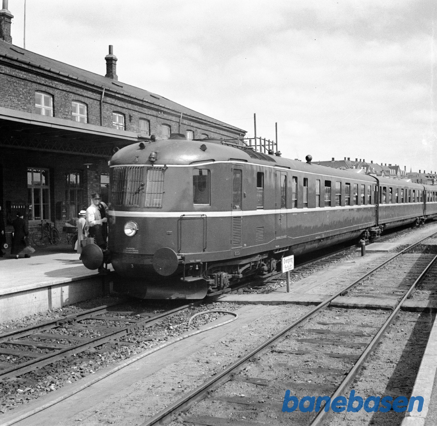Lyntog holder på Randers station Lyntog holder på Randers station