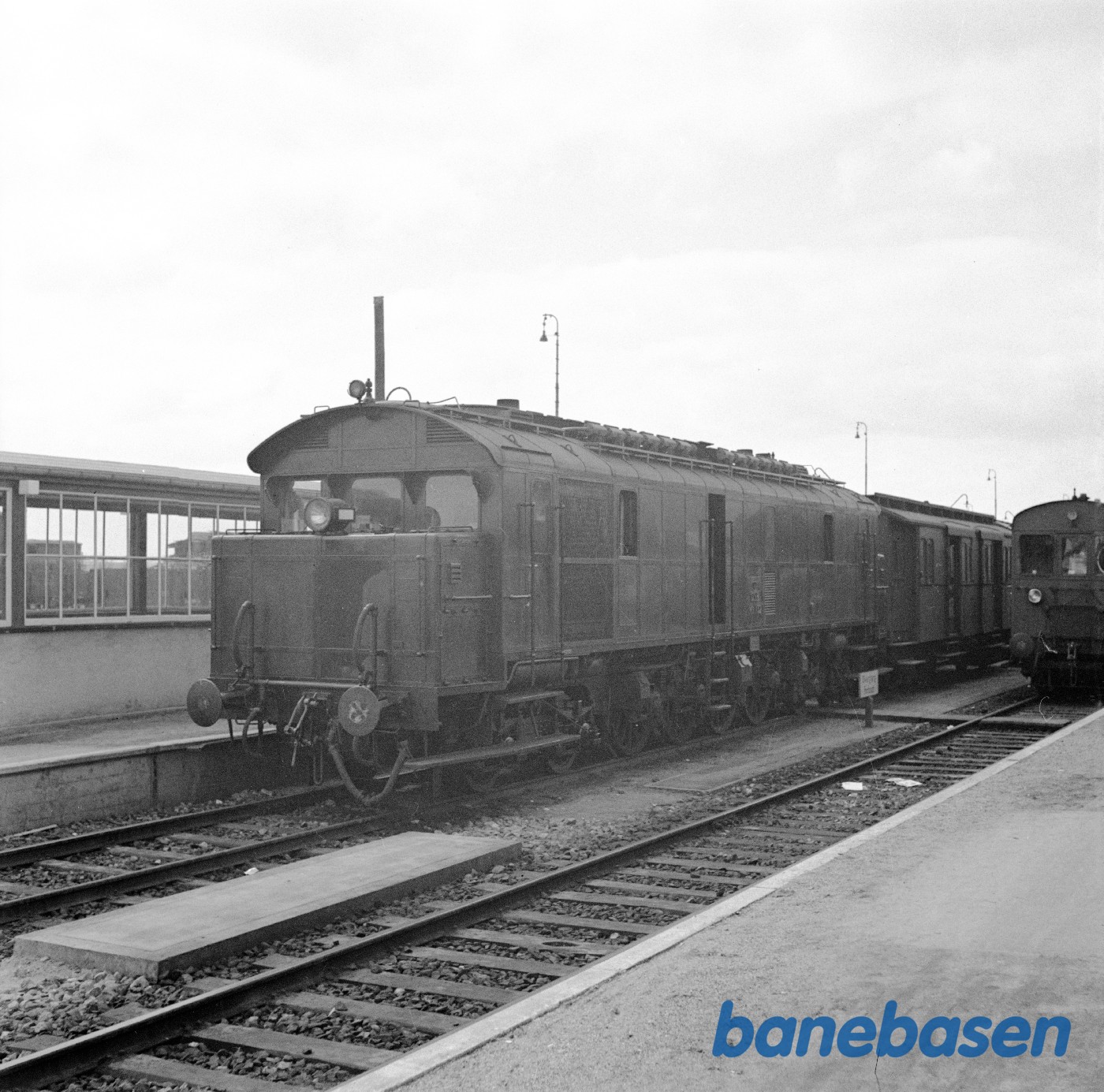 Motorlokomotiv MX 132 med tog på Randers station Motorlokomotiv MX 132 med tog på Randers station