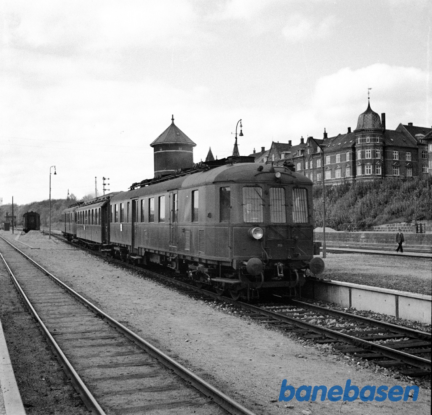 Motorvogn MP 253 med Nordpilen (også en MP i bagenden) Motorvogn MP 253 med Nordpilen (også en MP i bagenden)