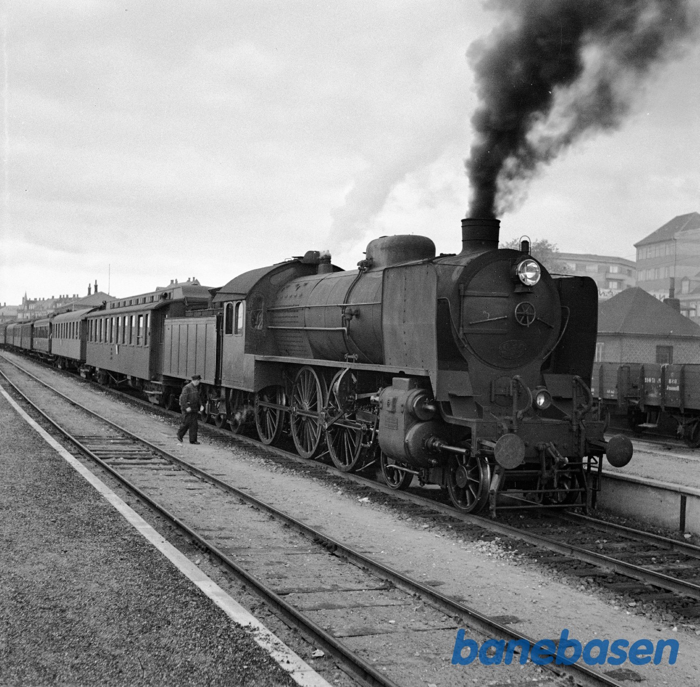 Damplokomotiv R 952 med persontog på Randers station Damplokomotiv R 952 med persontog på Randers station