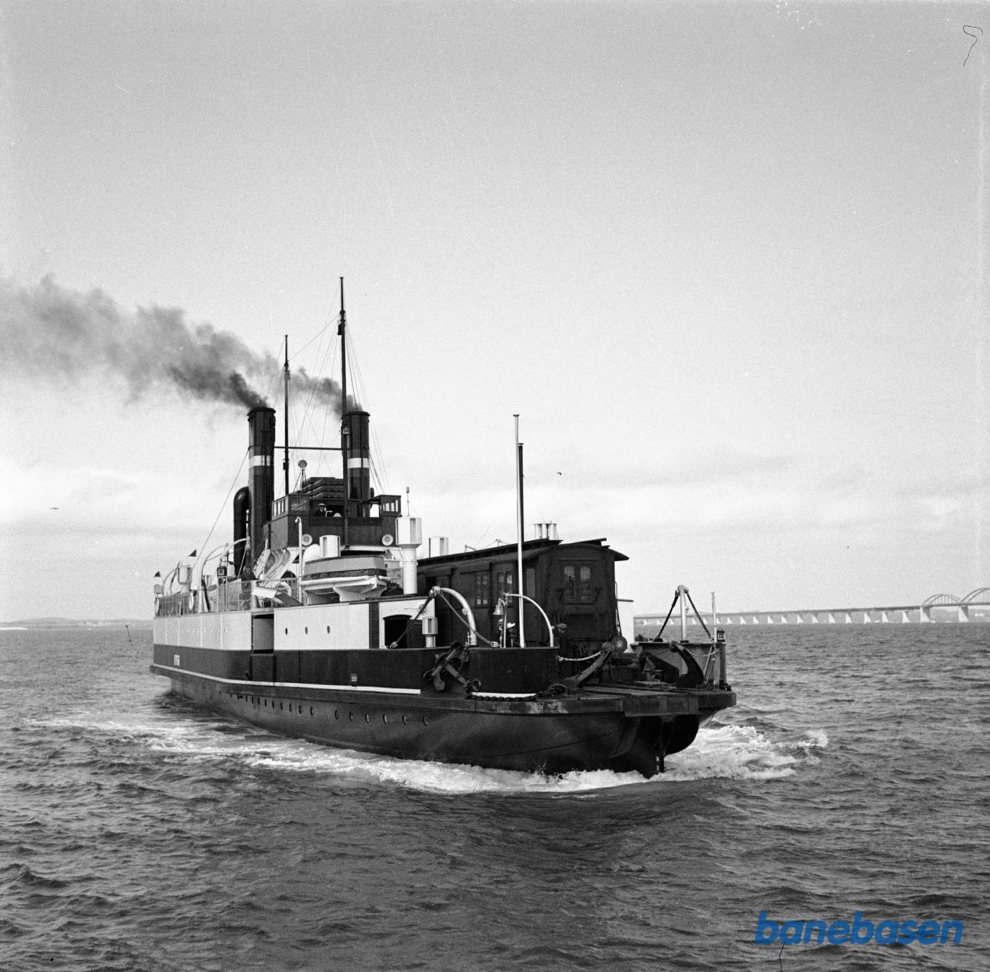 Dampfærge D/F Fyn på Storstrømmen. Den ny bro er i baggrunden Dampfærge D/F Fyn på Storstrømmen. Den ny bro er i baggrunden