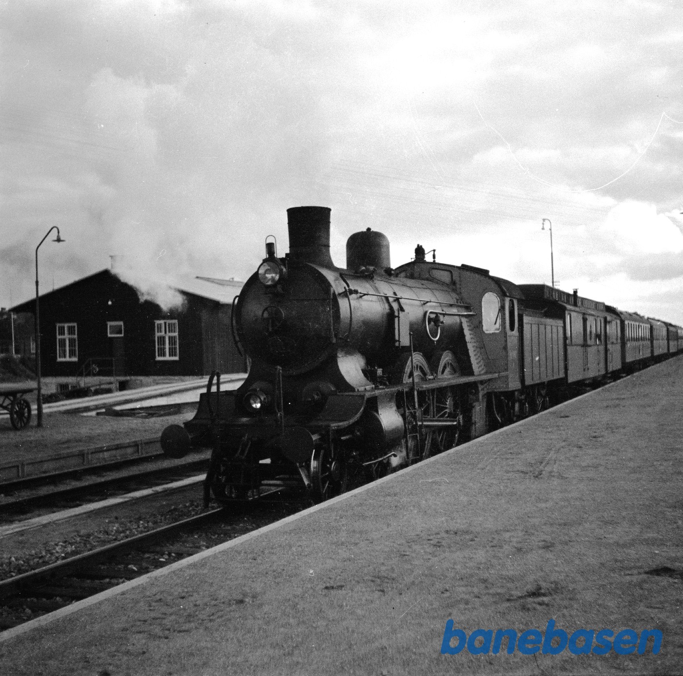 Damplokomotiv P 907 holder på den nye Vordinborg Station Damplokomotiv P 907 holder på den nye Vordinborg Station
