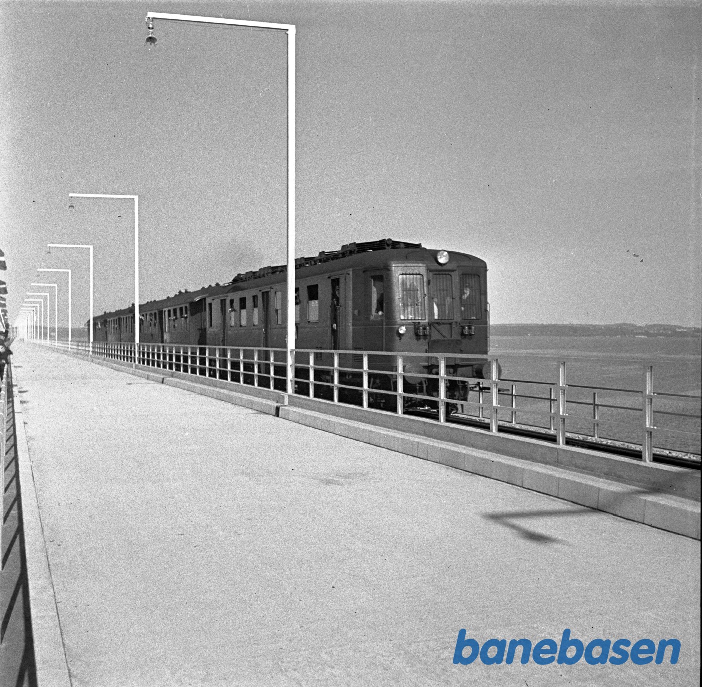 Persontog med motorvogn MO på Storestrømsbroen Persontog med motorvogn MO på Storestrømsbroen