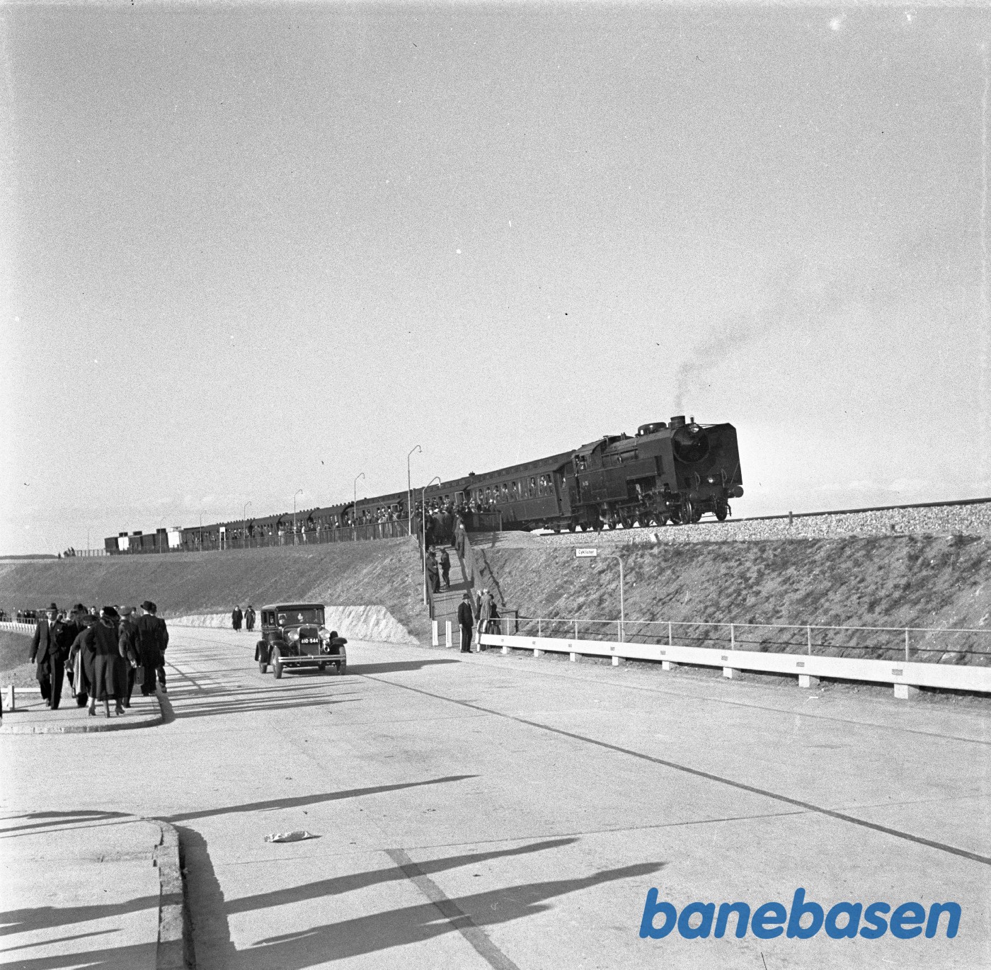 Damplokomotiv S 735 med persontog (Særtog) På Masnedø trinbrædt Damplokomotiv S 735 med persontog (Særtog) På Masnedø trinbrædt