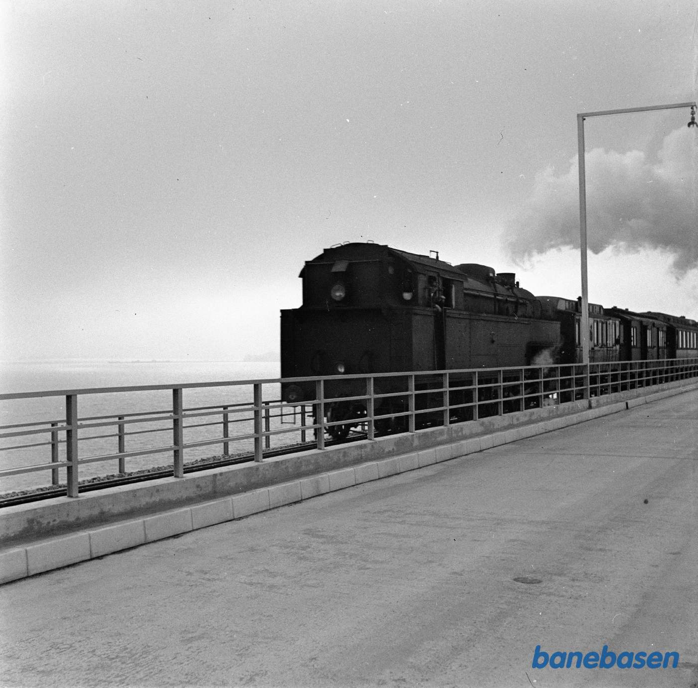 Damplokomotiv Ltr S med tog på Storstrømsbroen