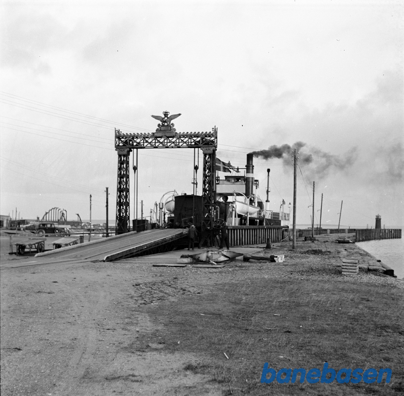 Dampfærge D/F Helsingborg (i 1946 omdøbt til Glyngøre). Oddesund. Ny bro i baggrunden Dampfærge D/F Helsingborg (i 1946 omdøbt til Glyngøre). Oddesund. Ny bro i baggrunden
