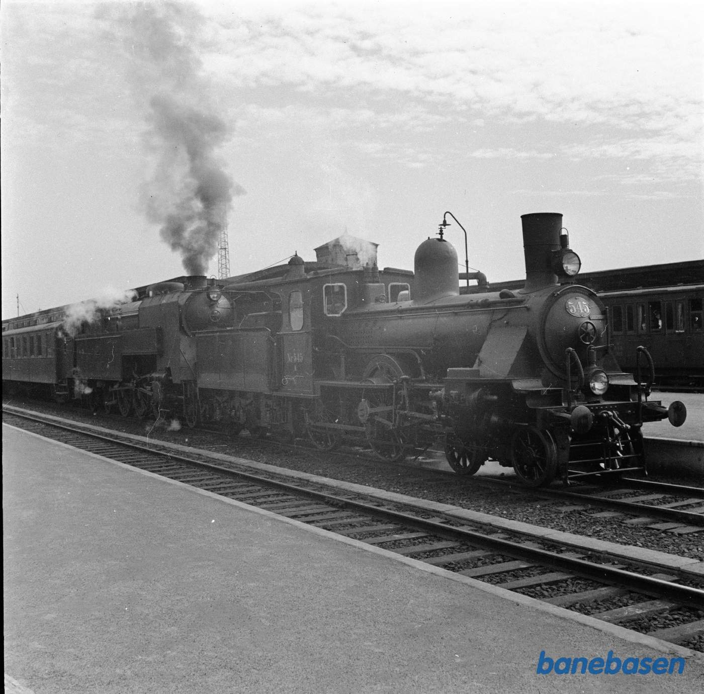 Damplokomotiv K 545 + S ???. Roskilde station Damplokomotiv K 545 + S ???. Roskilde station